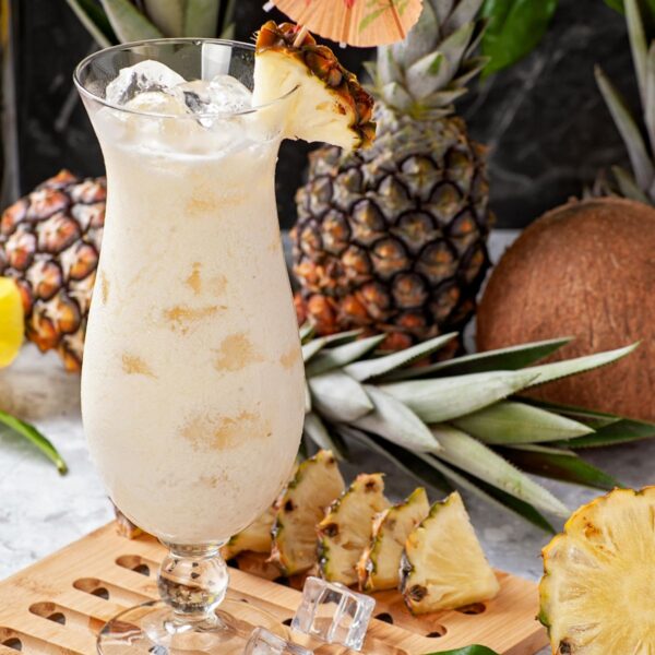 Coco Lopéz Kokoscreme drink til Piña Colada med ananas ved siden.