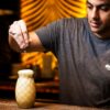 Bartender der laver Coco Lopéz Kokoscreme drink til Piña Colada