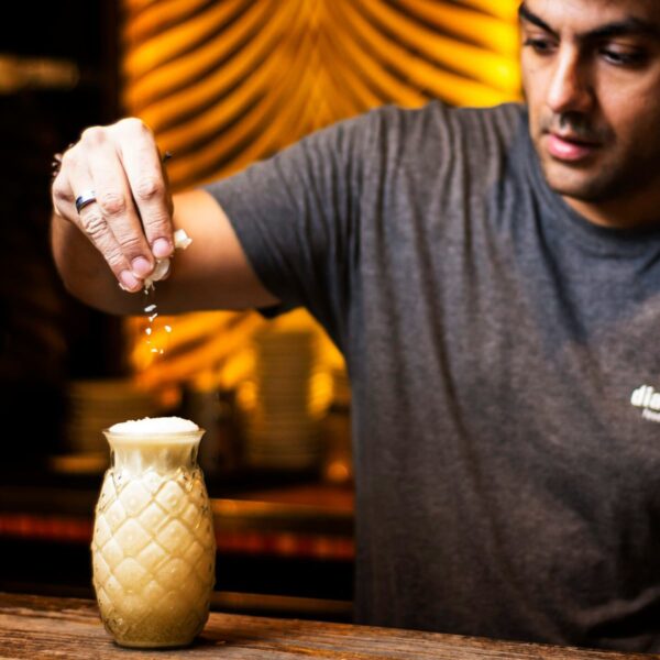 Bartender der laver Coco Lopéz Kokoscreme drink til Piña Colada