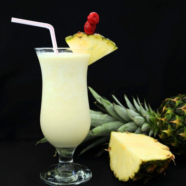 Coco Lopéz Kokoscreme drink til Piña Colada på sort baggrund