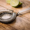 Str-0023-Antik-strainer-3363-Mezclar-Strainer-Antique-Brass-proffesionel-barudstyr-med-knÃ¦k-pÃ¥-skaft-mixmeister-bord-lime.JPG
