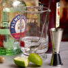 urban-bar-calabrese-mixing-glas-pÃ¥-fod-bar-udstyr-plymouth-gin-campari-lime-jigger
