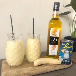 På et flot træbord Pineapple Ananas glas 53 cl