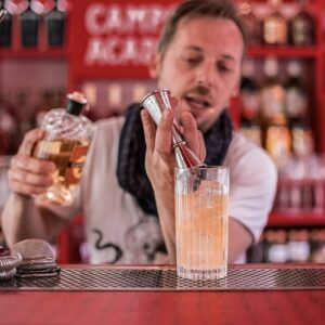 Mand hælder drink op i et RCR Timeless Highball 44 cl (6 stk)