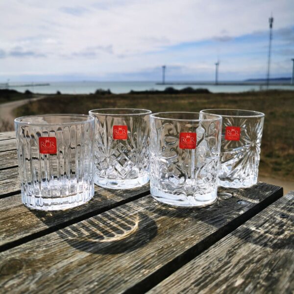 RCR Mixology Sæt (4 stk) Tumblers på bord ved stranden