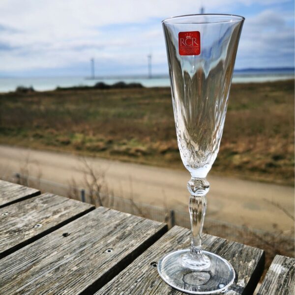 RCR Melodia Champagne 16 cl (6 stk) på et bord
