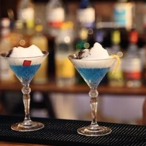 To flotte blå drink i RCR Melodia Martini Glas 21 cl (6 stk)