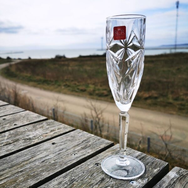 RCR Oasis Champagne 15,7 cl på et havebord