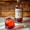 Any-tumblerglas som en Negroni ved siden af Campari flaske