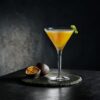 Luigi Bormioli Mixology Martini 21,5 cl på et bord med sort baggrund