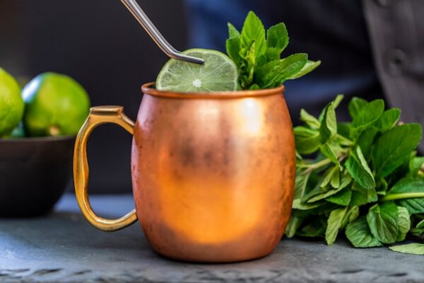 Moscow mule på et bord med mynte