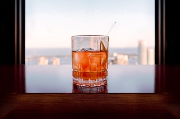 Hjemmelavet sirup i en Old Fashioned på et bord.