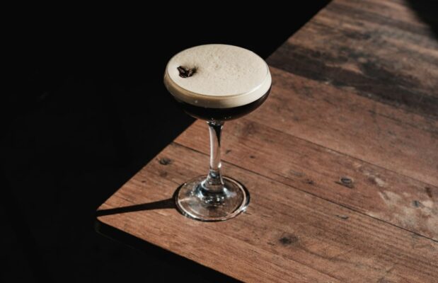 cocktail med kaffe på et bord.