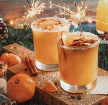 to orange drinks på et bord nytårsaften