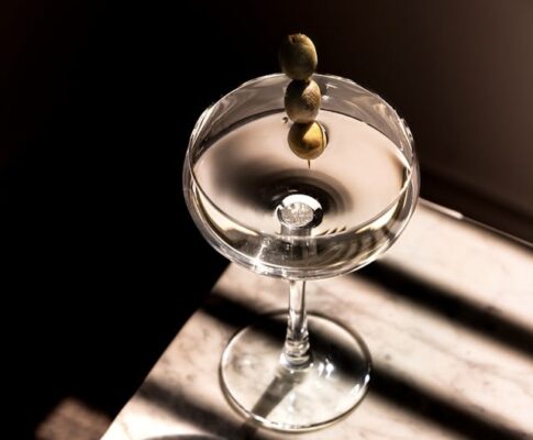 Vesper martini på et bord i solen.