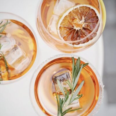 Orange kalorielette drinks på et bord